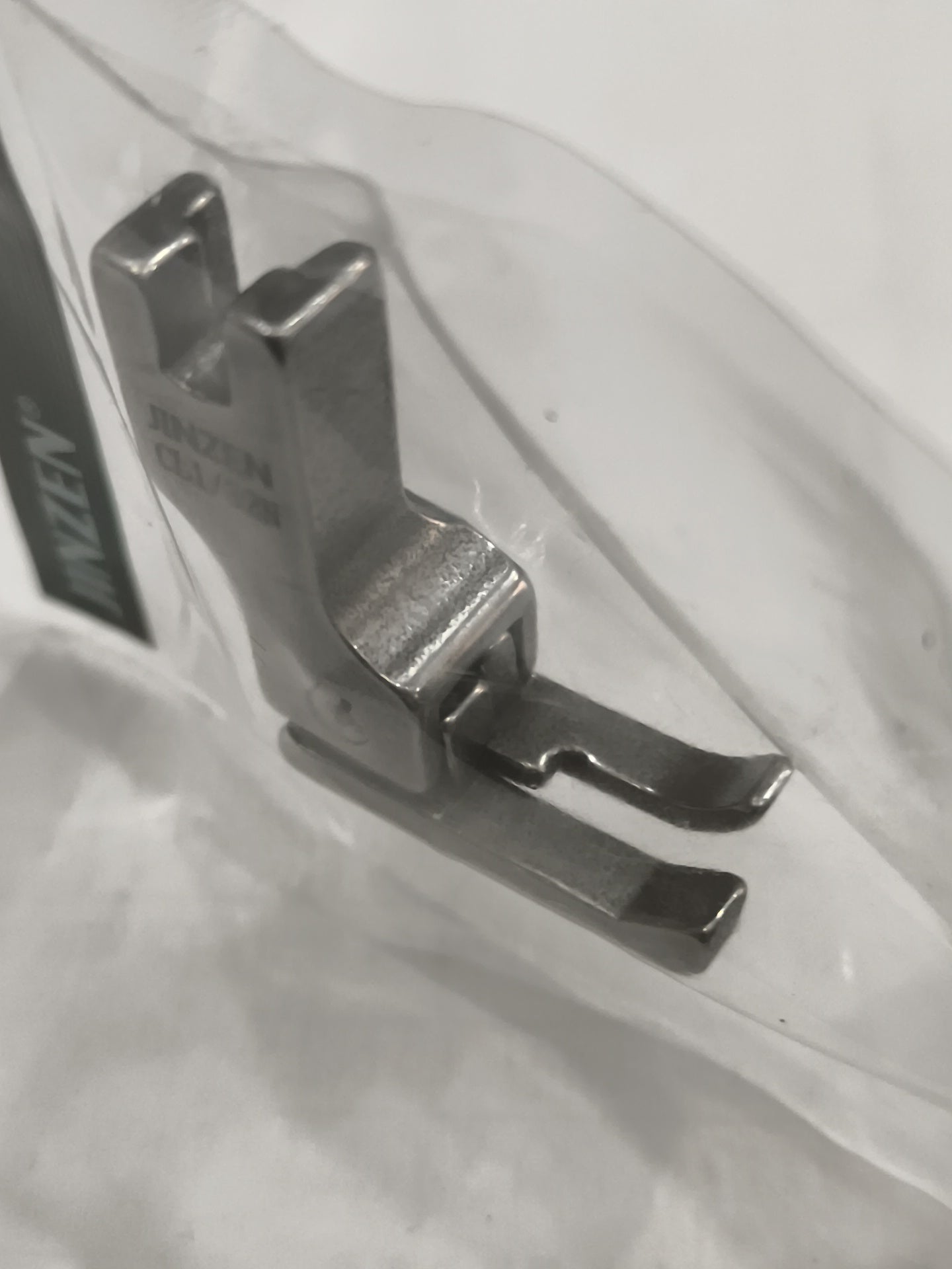 Compensating CL/R presser foot