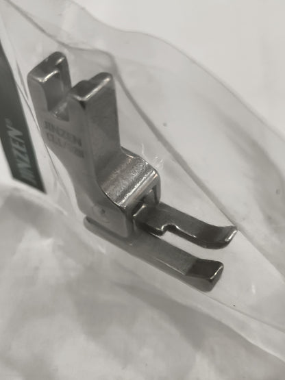 Compensating CL/R presser foot