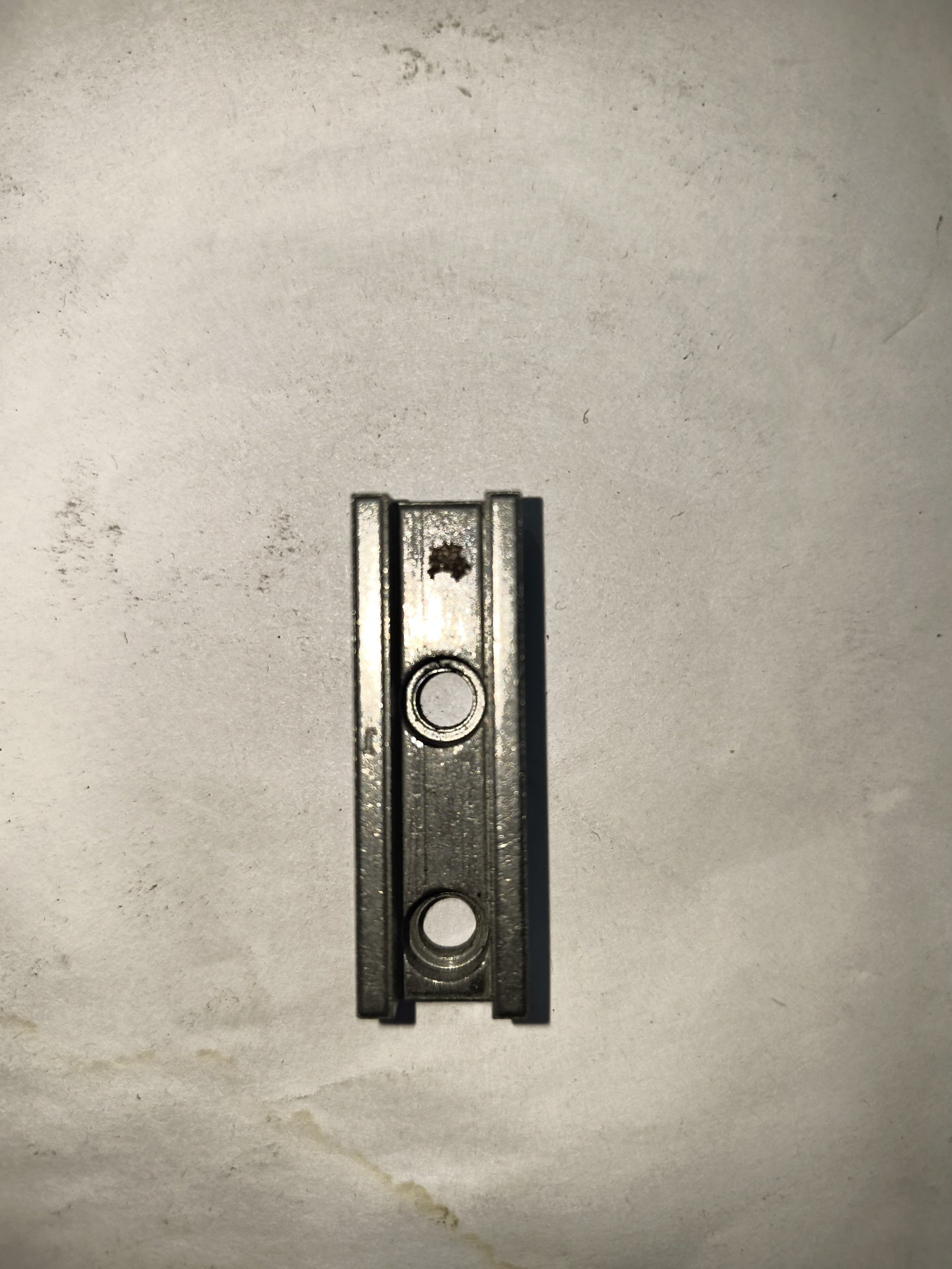 Rail for link stud high speed