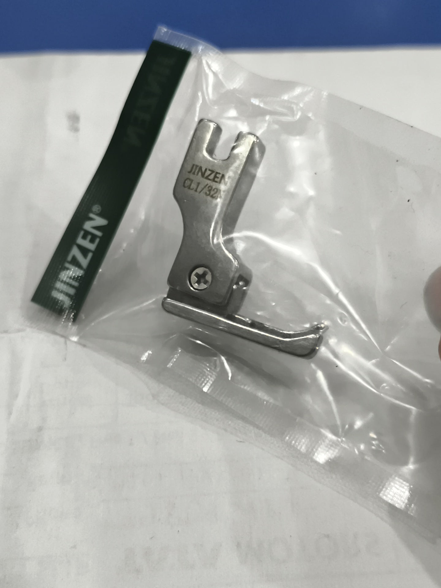 Compensating CL/R presser foot