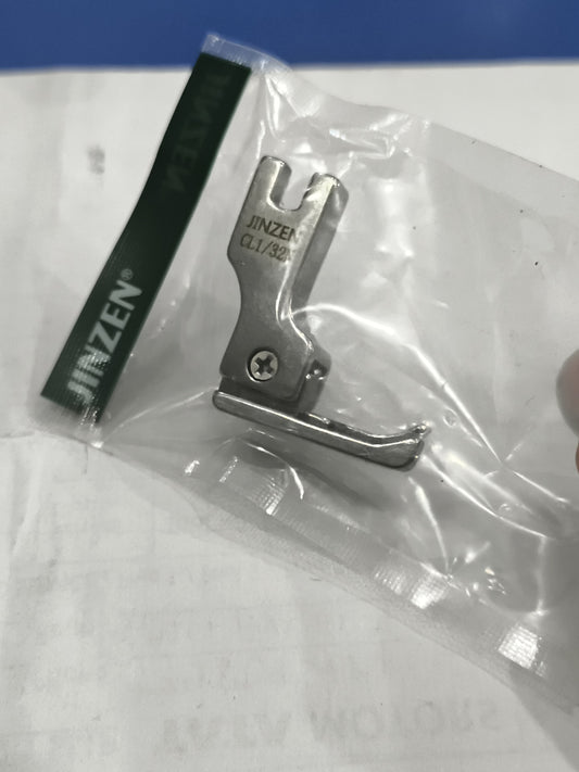 Compensating CL/R presser foot
